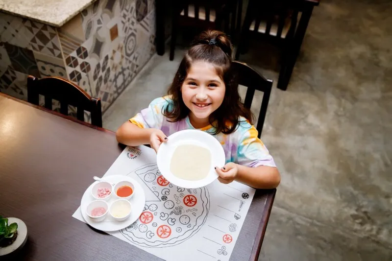Os mini chefs montam a própria pizza