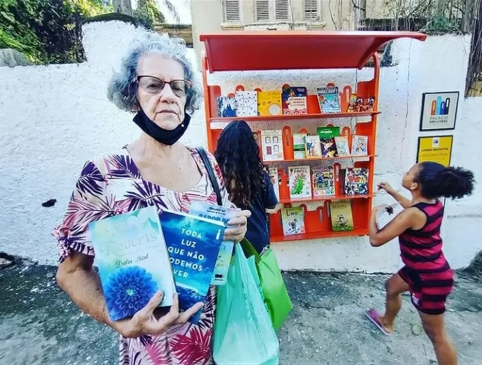 O grupo disponibilizou uma estante de livros que funciona de forma gratuita no local