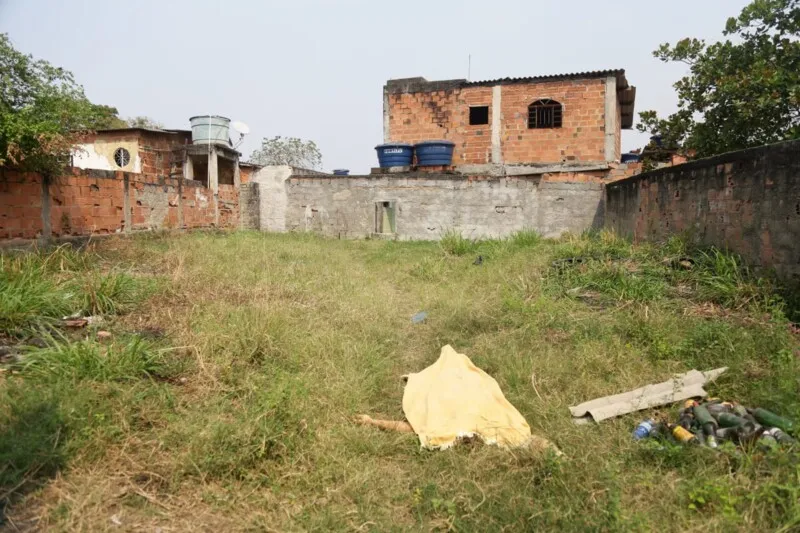 Corpo estava em um terreno baldio