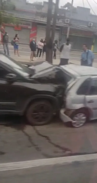 Colisão foi entre dois veículos de passeio
