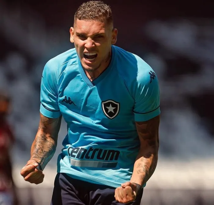 Navarro comanda o ataque alvinegro no confronto de hoje