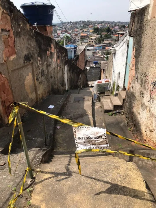 O local foi interditado, mas a Defesa Civil nunca mais retornou