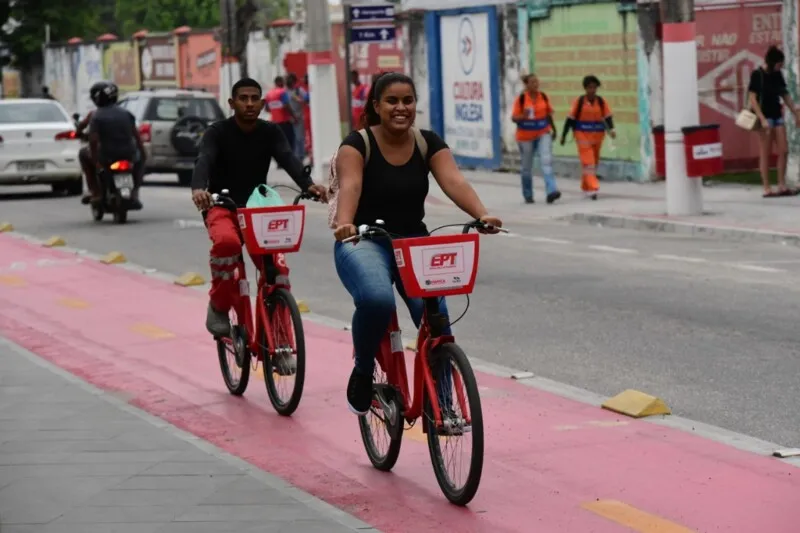 As ações inapropriadas vão desde má utilização do equipamento, como “empinar” as bicicletas, a danos como quebrar a cestinha acoplada no guidão, banco, eixo, o próprio guidão, aro ou outras partes do aparelho público
