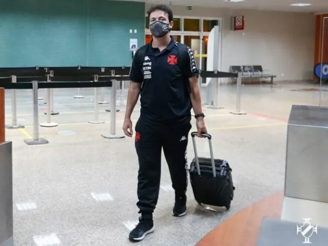 Fernando Diniz desembarcando em Maceió