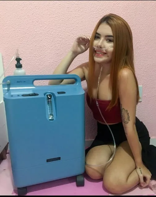 Francyelle Borges usando seu aparelho respiratório, que foi comprado depois de uma 'vakinha' na internet