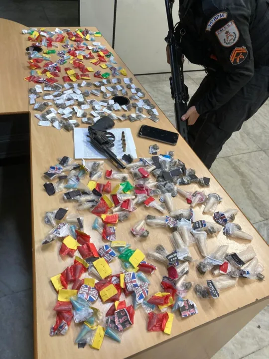 Com a dupla foi apreendido um revólver, calibre 38, munições, 172 cápsulas de cocaína e 122 trouxinhas de maconha
