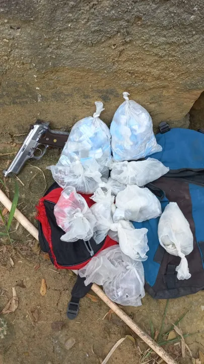Com ele, a polícia encontrou uma pistola 9mm e farto material entorpecente