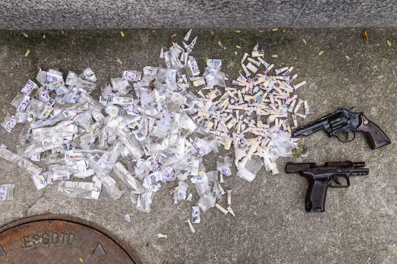 Com eles, a polícia apreendeu uma pistola e um revólver