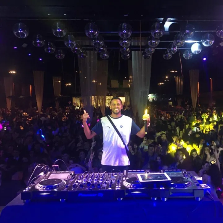 O música vem se apresentando em diversos lugares do país