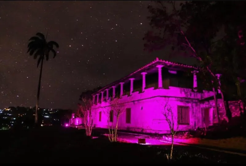 O CPAM recebeu uma iluminação rosa para este mês