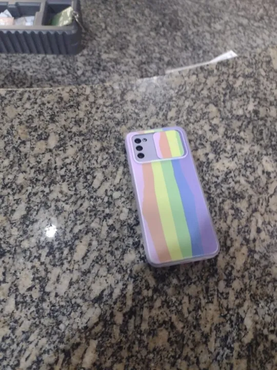 Vítima relatou que a travesti a ameaçou com uma faca e pegou seu celular