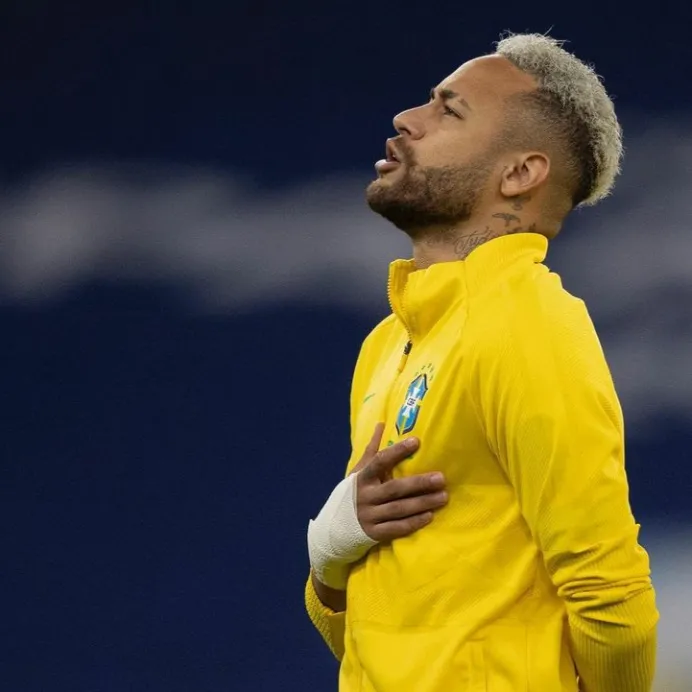Neymar Jr. cantando o hino do Brasil antes de entrar em campo pela seleção