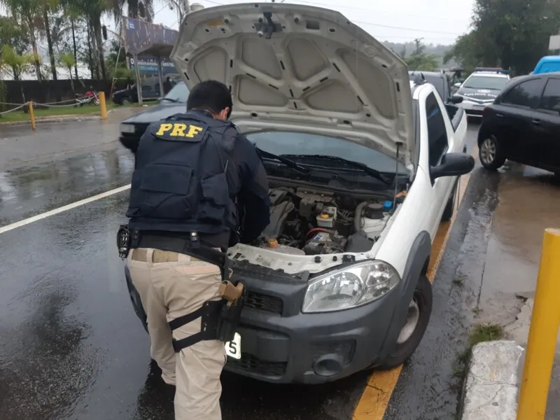 No final da tarde, outra equipe PRF, também atuando pela Operação Égide, abordou uma Amarok na BR 101, em Niterói