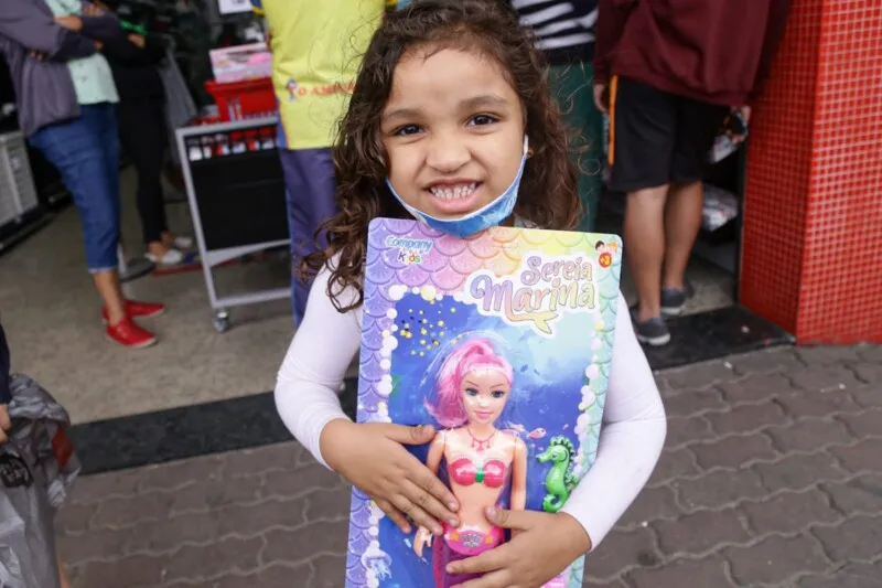 A pequena Sarah Julianna ganhou uma boneca sereia de presente de Dia das Crianças 