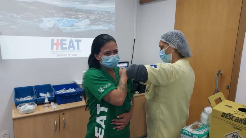 Profissionais de saúde nas linhas de frente dos Hospitais Estaduais Alberto Torres (Heat), João Batista Cáffaro e a Unidade de Pronto Atendimento (UPA) do Colubandê, receberão sua terceira dose, a de reforço.