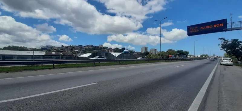 A rodovia estava tranquila no final da manhã desta quarta-feira (13)