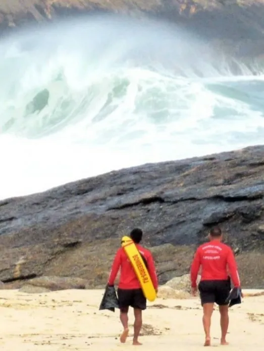 Agentes do Posto Itacoa na Pedra do Pampo