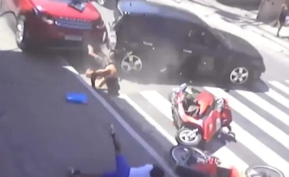 Home foi atropelado por carro, enquanto a criança saiu sem ferimentos