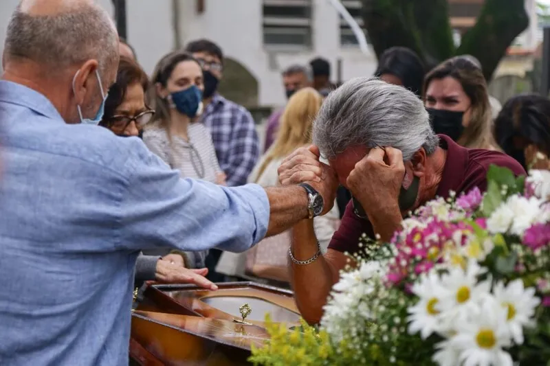 Extremamente emocionados, amigos de Hipólito deram um caloroso adeus ao ex-atacante