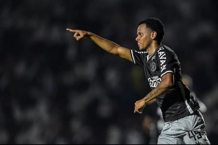 Riquelme comemorando sua primeira assistência como profissional