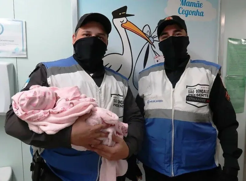 Os policiais conheceram a bebê 