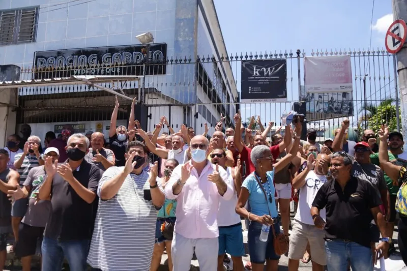 50 pessoas manifestaram contra a decisão judicial que leiloou o clube 