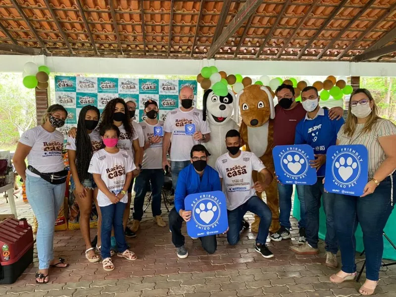 Amigas se unem para ajudar animais de rua dando lar temporário.