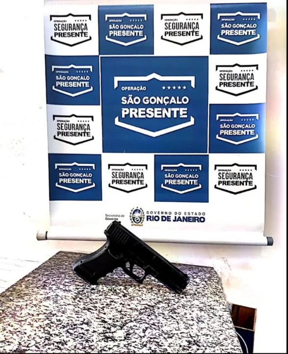 Um simulacro foi apreendido