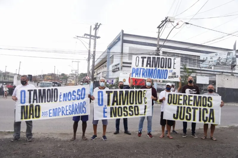 Na manhã desta segunda-feira (25), sócios, dirigentes e advogados se reuniram, mais uma vez, em frente ao clube para pedir justiça