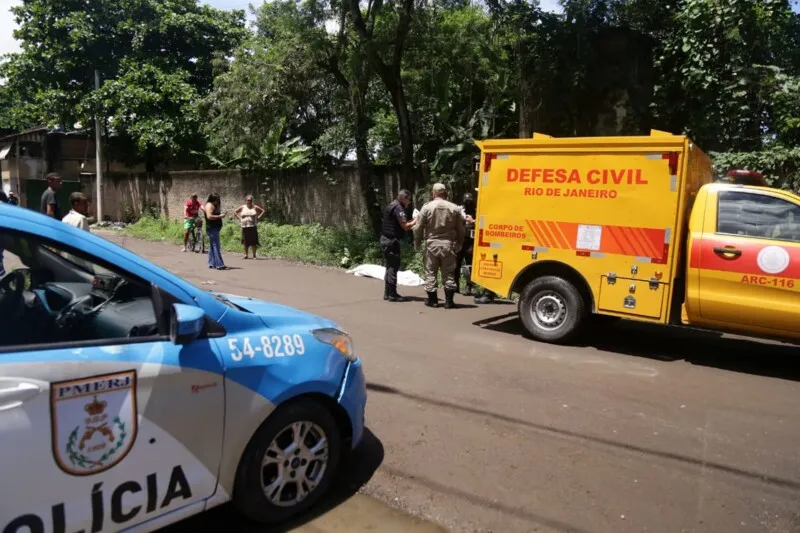 Agentes da Divisão de Homicídios de Niterói, Itaboraí e São Gonçalo estiveram no local do crime e periciaram o corpo da vítima