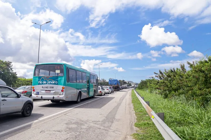 O congestionamento tem início na BR-101 na altura do bairro do Gradim, em São Gonçalo