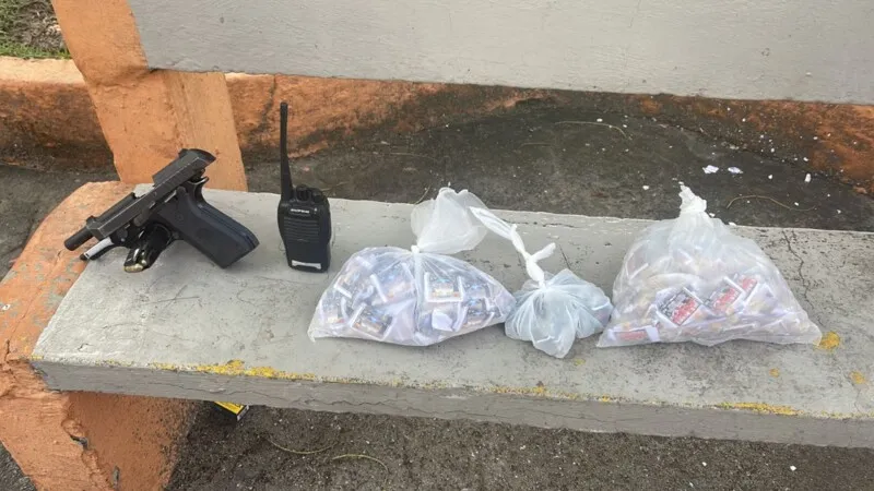 Dentro do carro roubado a polícia encontrou uma pistola, um rádio de comunicação e farto material entorpecente
