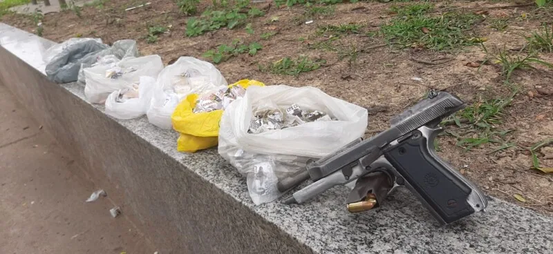 Foram apreendidas drogas e uma pistola