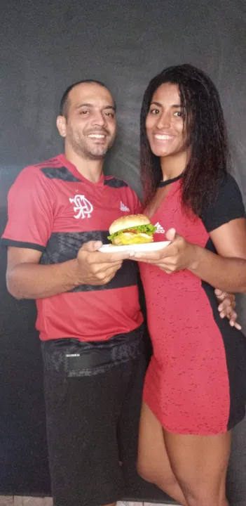 O casal criou a Uruburguer