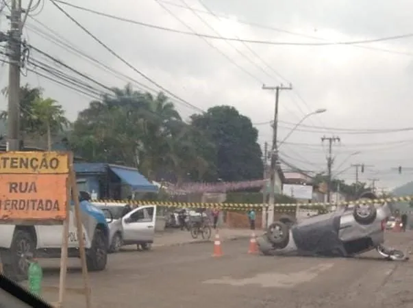 Veículo capotou 