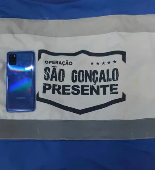 O celular em questão foi apreendido pelos policiais 
