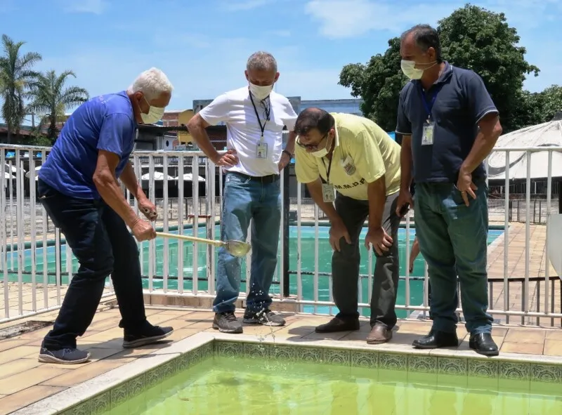 Para acionar as equipes da Coordenação de Vetores, solicitar visitas e denunciar suspeitas de casos de possíveis focos do mosquito, basta ligar para: 2604-6446