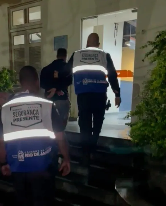 Ele foi levado para a central de flagrantes da 76° DP (Centro)