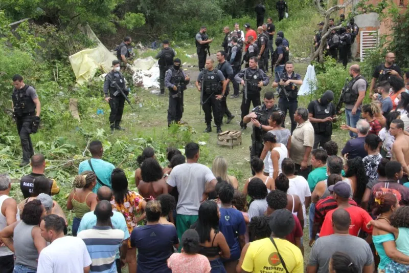 Polícia Militar esteve na comunidade na manhã desta segunda para auxiliar a perícia