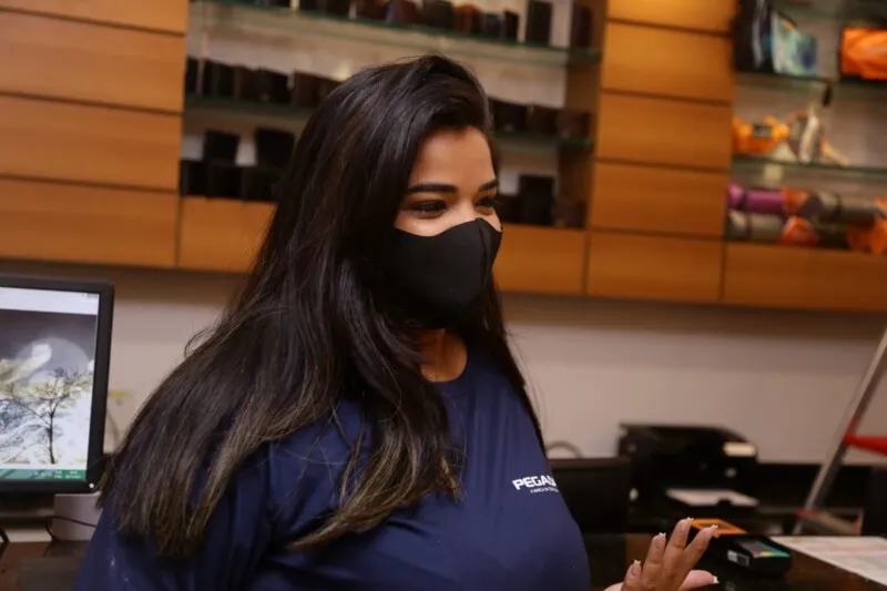 Pessoas que estão desempregadas se candidatam para vagas temporárias neste fim de ano, assim como fez Paula