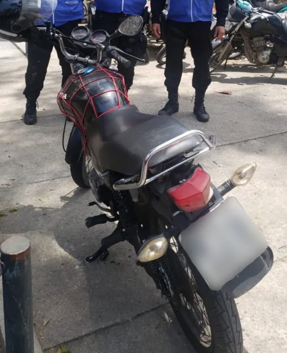 Policiais realizaram a apreensão da moto nesta quarta-feira (24)
