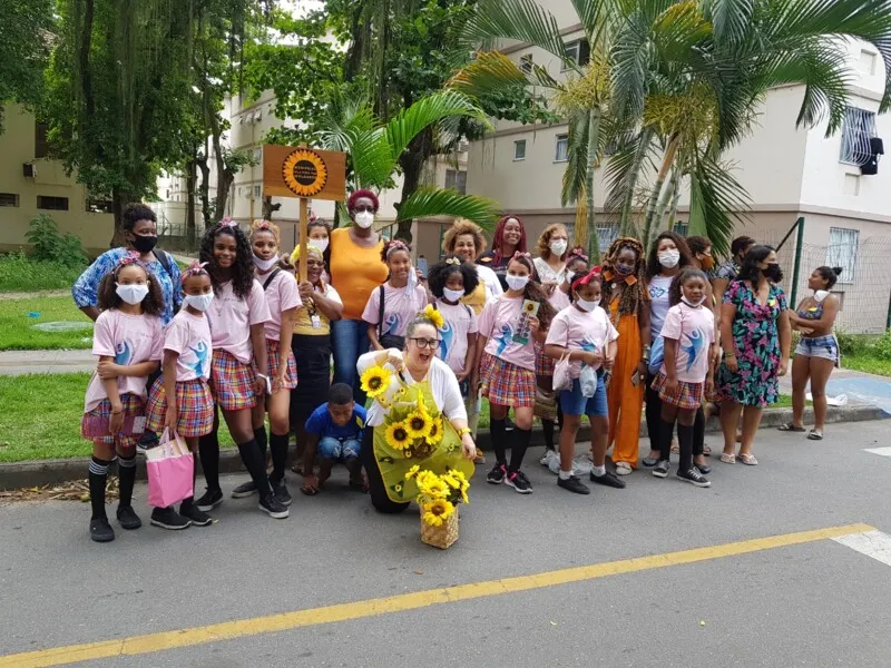 Semeadura de girassóis no Residencial Venda da Cruz com estudantes no dia 22 de novembro