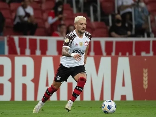 Após vitória por 2 a 1 sob o Internacional no último sábado(20), Arrascaeta expressou sua alegria em voltar à campo nas redes sociais: 'Como é bom voltar a jogar pelo meu mengão'