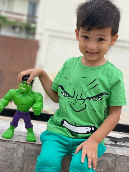 Segundo a mãe, essa foto representa o que a família fala para ele todos os dias, que ele é o Hulk, ‘fortão’