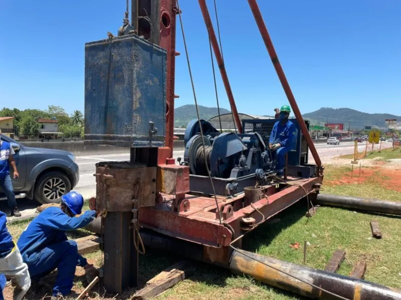 Os funcionários da Somar começaram a implantar a estrutura em frente à Escola Municipalizada Inoã