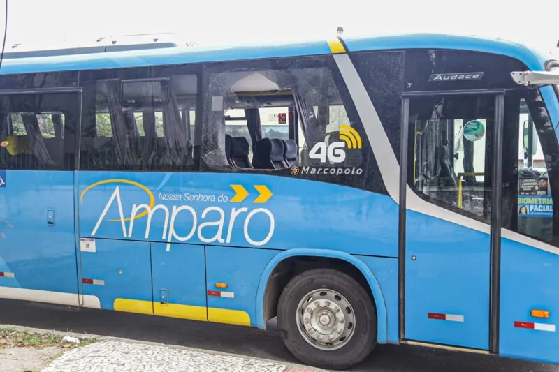 O ônibus foi periciado nesta manhã (03)