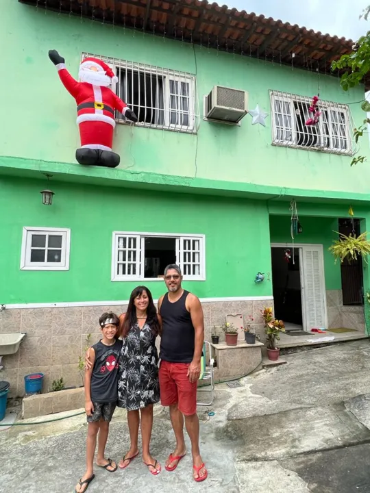A família se une para realizar a ornamentação da casa