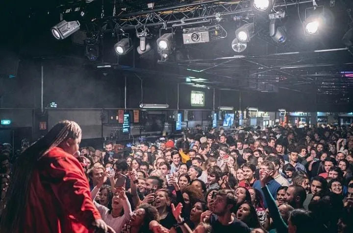 Cantora tem chamado atenção do público jovem em países da Europa
