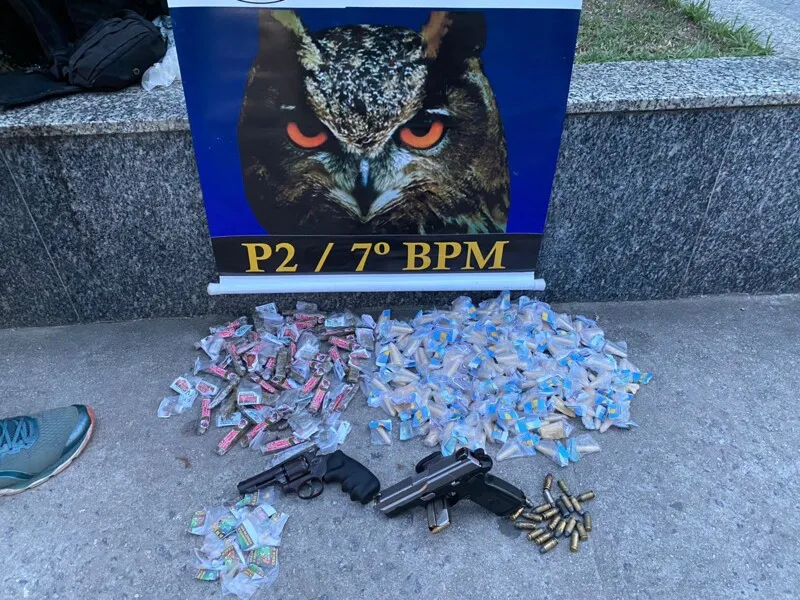 Com a dupla, segundo a polícia, foram encontrados 87 trouxinhas de maconha,  170 cápsulas de cocaína,  16 pedras de crack, além de uma pistola e um revólver