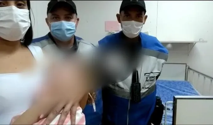 Agentes que prestaram o socorro junto da mãe e da criança